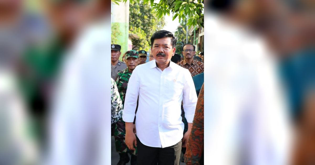 Menteri Hadi Door to Door ke Rumah Warga Gunung Kidul Bagikan Sertifikat Tanah