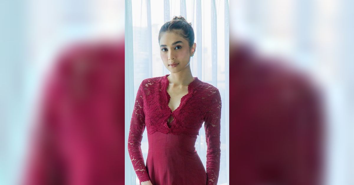 Jadi Bridesmaid Seharian, Mikha Tambayong Berubah dari Kalem jadi Bold dengan Makeup