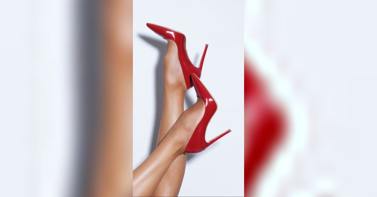 Sejak Kapan Sih Perempuan Suka Pakai High Heels?