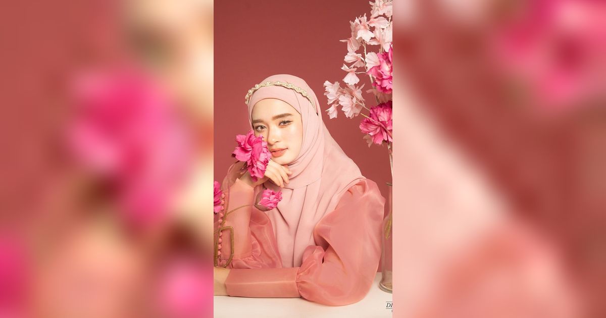 Bak Princess, Ini Gaya Pemotretan Inara Rusli yang Penuh Bunga