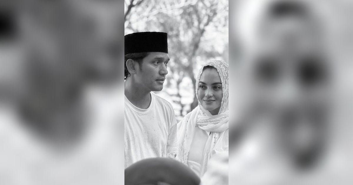 Potret Tegar Ibnu Jamil di Pemakaman Ayahnya, Ditemani Ririn Ekawati