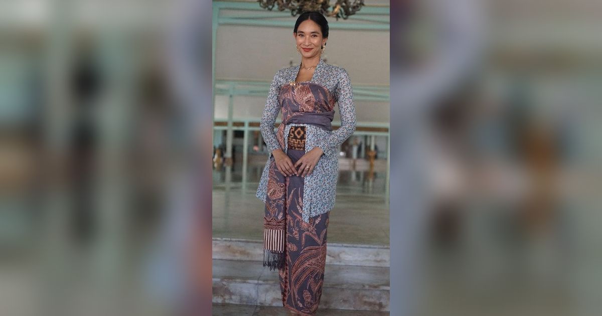 Tampil Bak Kartini, Intip Potret Happy Salma dengan Berbagai Model Kebaya