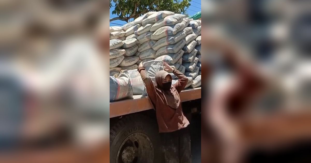 Ketegaran Nur Aini, Si Kuli Panggul Cantik Sehari Angkat 850 Sak Semen