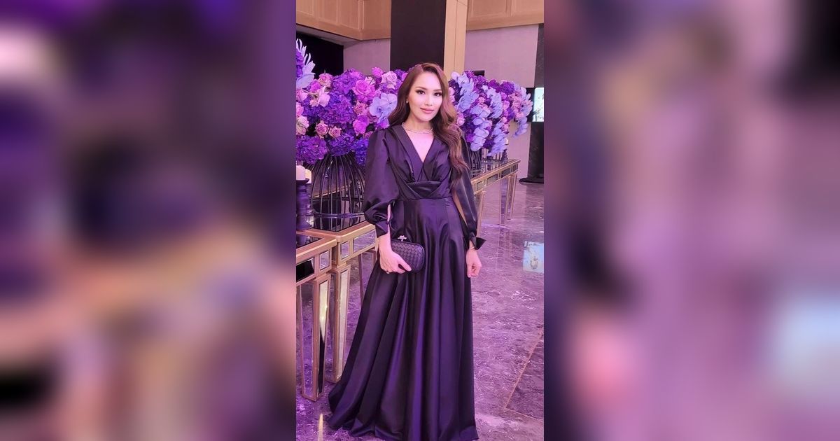 10 Potret Cantik Ayu Ting Ting di Resepsi Pernikahan Valencia, Wajah Dianggap Berbeda Sampai Dikira Oplas