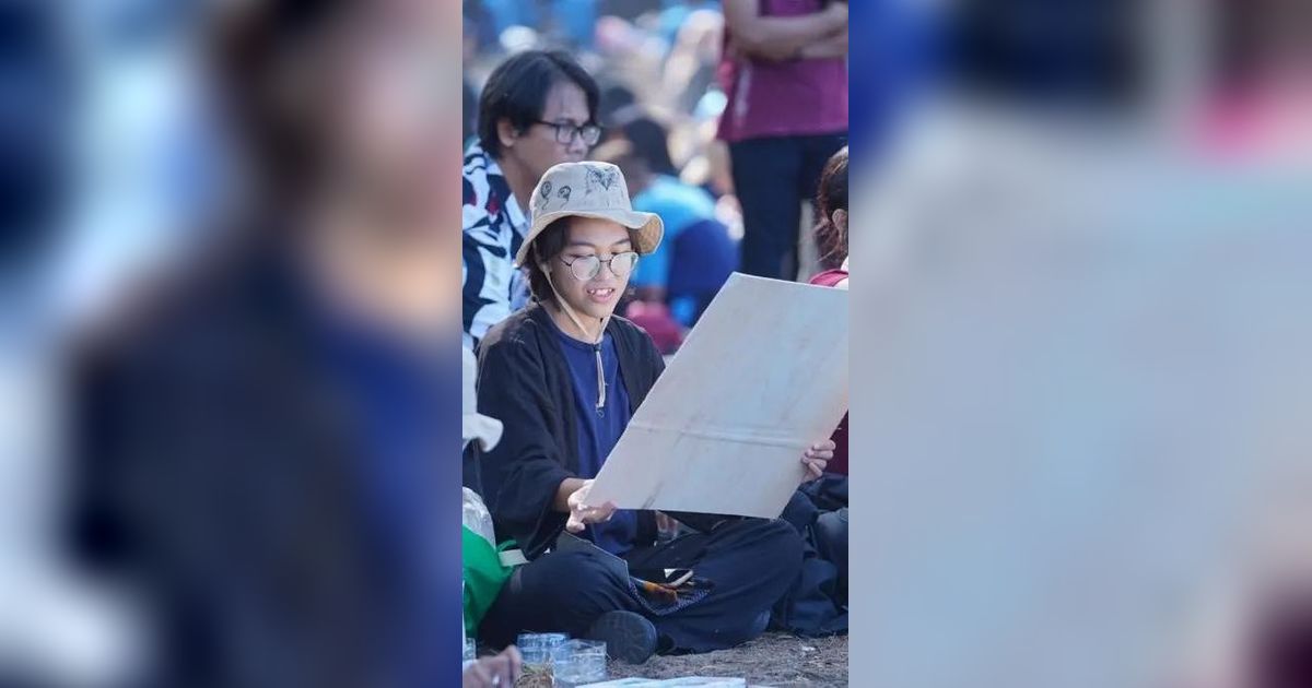 Potret Ribuan Pelajar Melukis Bareng SBY di Pantai Pacitan, Seru Banget