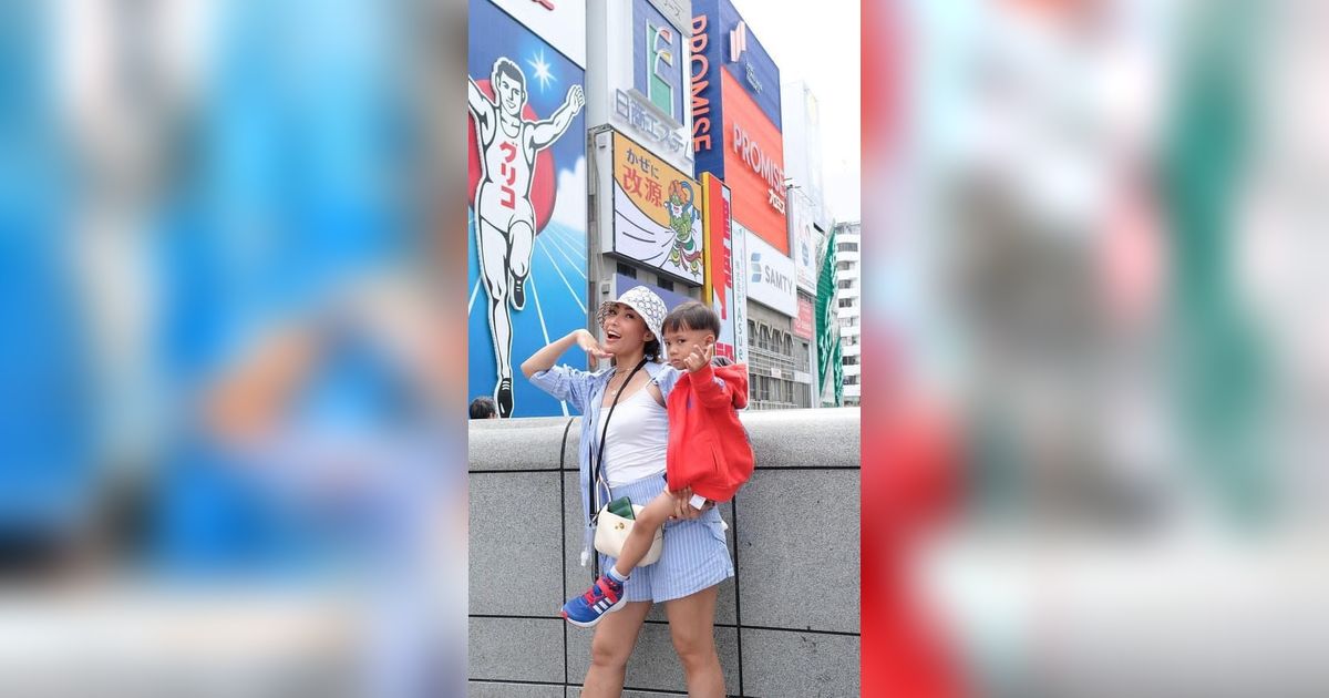 Intip Keseruan Keluarga Ayu Dewi Liburan di Jepang, Si Bontot Kalap Borong Spiderman