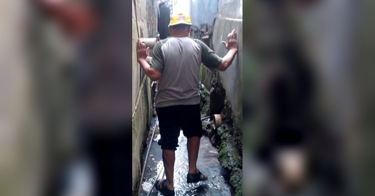 Jalan Tertutup Tembok Hotel, Lansia di Bekasi Terpaksa Keluar-Masuk Rumah Lewat Selokan dan Jendela Tetangga