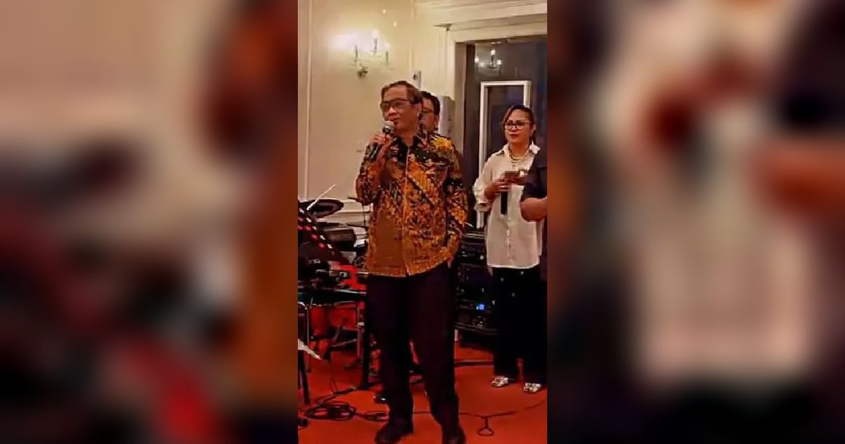 Asyiknya Mahfud MD Nyanyi Lagu Koes Plus, Lepas Lelah Usai Bekerja