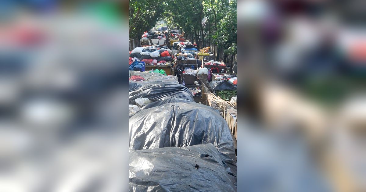 FOTO: TPA Cipayung Kelebihan Kapasitas, Sudah 2 Bulan Antrean Truk Sampah Mengular Parah di Depok