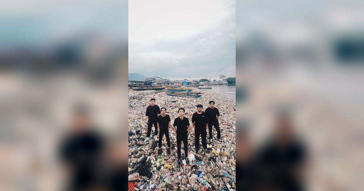 Ada di Lampung, Ini Momen Pandawara Group Bersihkan Pantai Terkotor Kedua di Indonesia