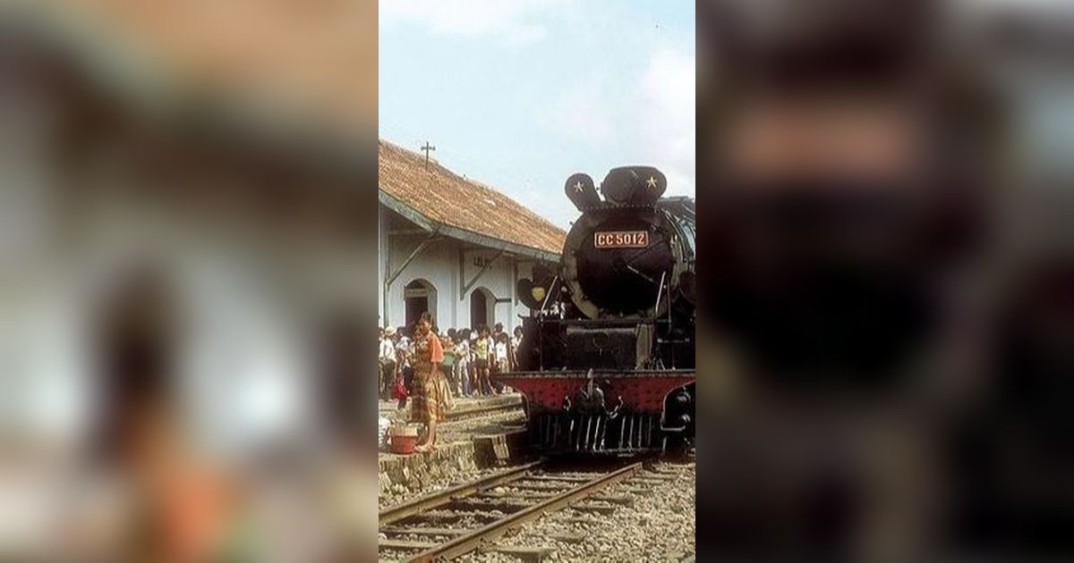 Potret Lawas Kereta Api di Berbagai Stasiun di Indonesia Tahun 1980, Bikin Nostalgia