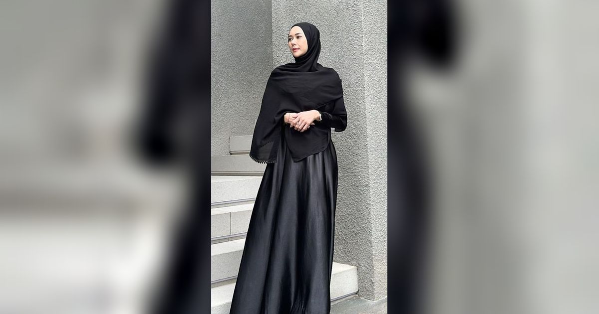 Ikut Pengajian Umi Pipik, Intip Deretan Potret Aura Kasih Kenakan Hijab Hitam