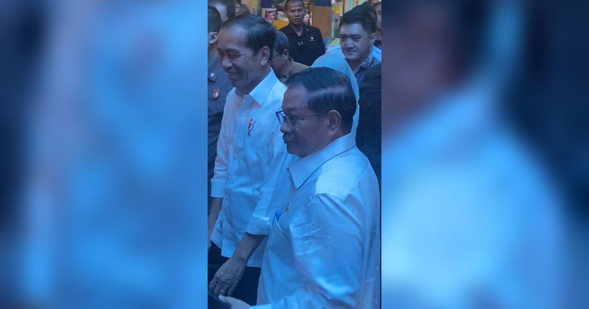 Momen Jokowi dan Ridwan Kamil Blusukan di Pasar Cihapit Bandung