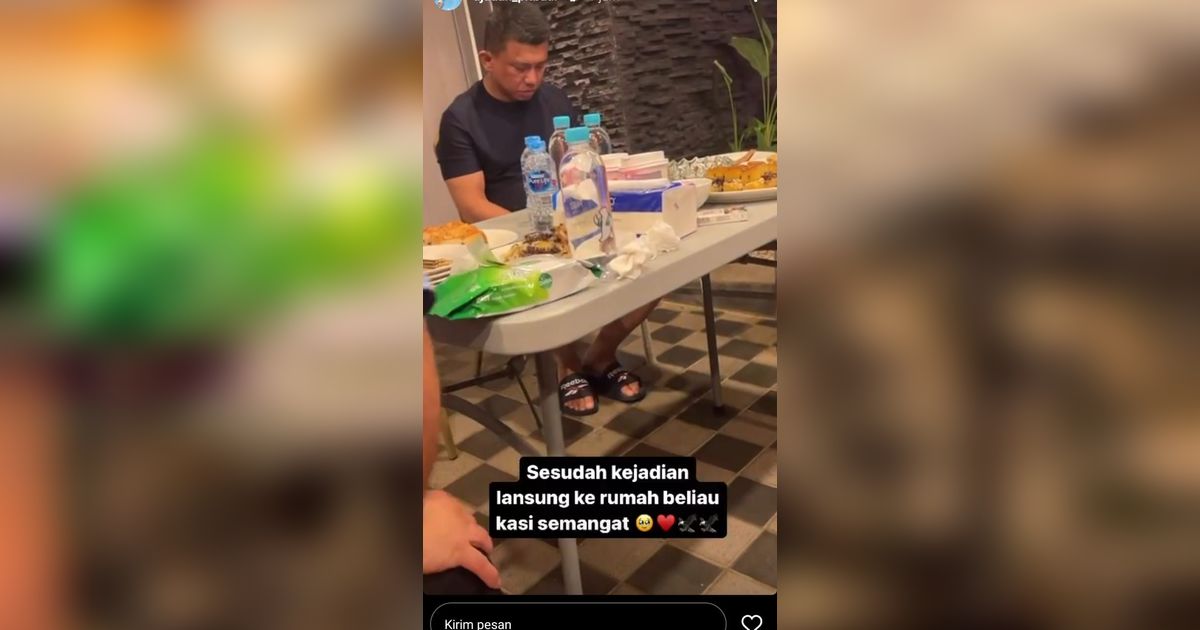 Viral Foto Ferdy Sambo Tengah Duduk Santai di Rumah, Cek Faktanya