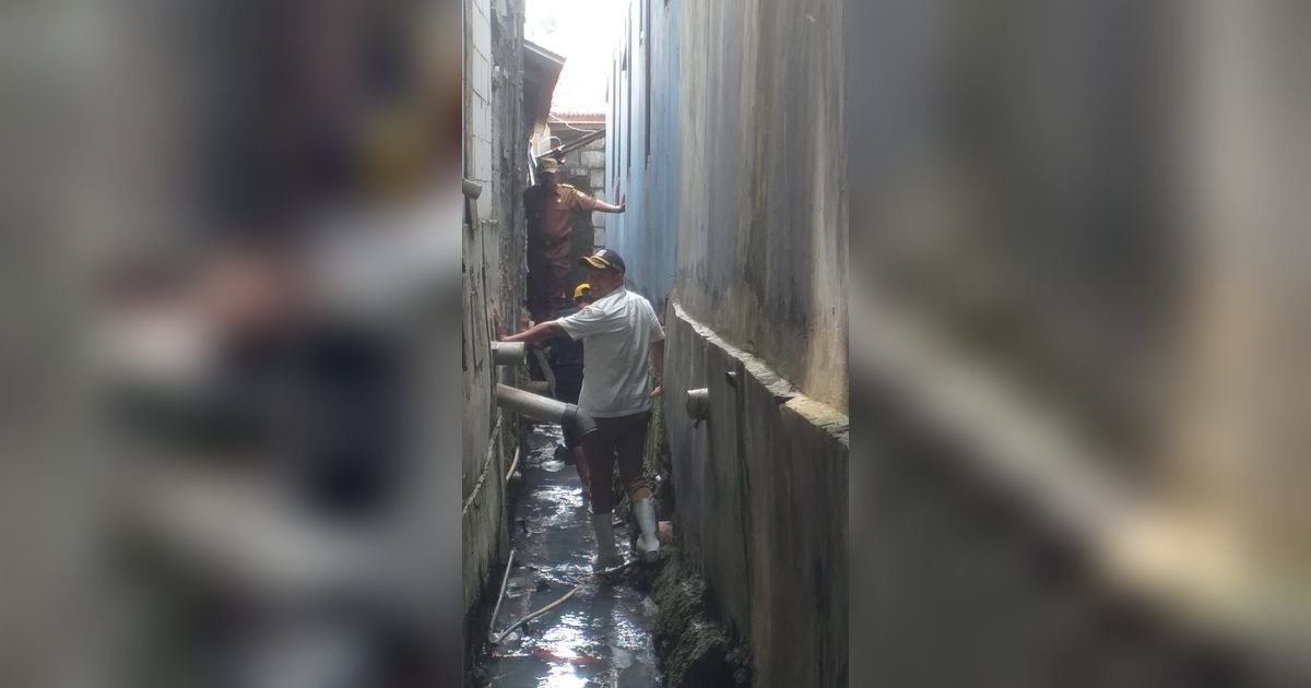 Duduk Perkara Jalan Rumah Lansia di Bekasi Terkurung Tembok Hotel, Sampai Harus Lewat Selokan