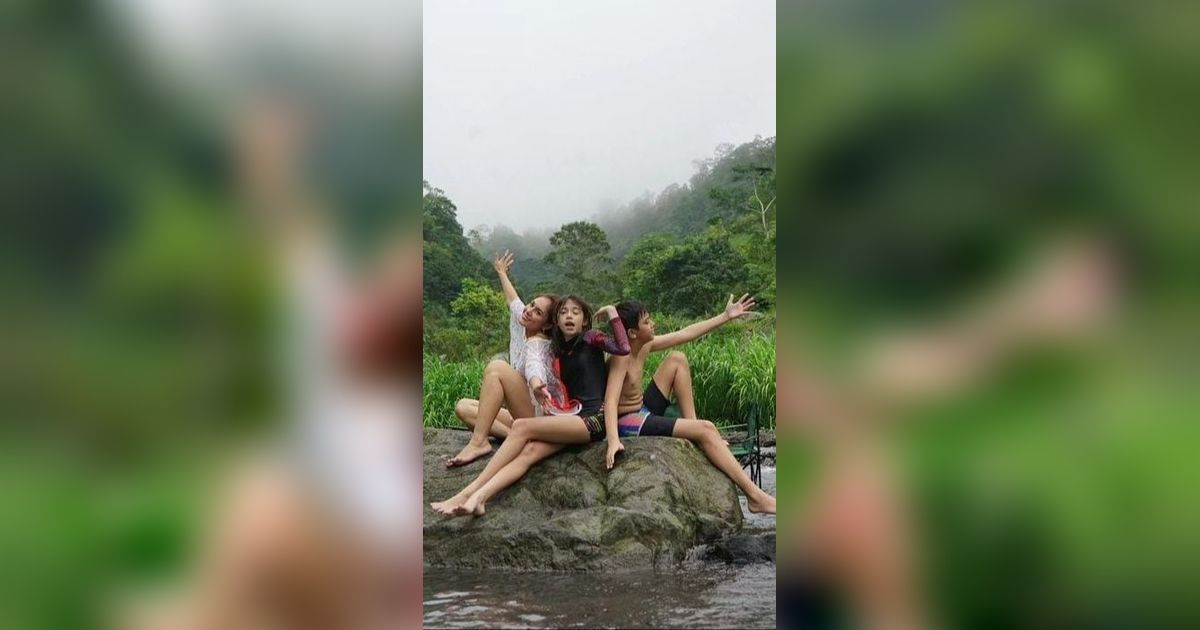 Seru Abis, Potret 'Hot Mom' Wulan Guritno Ajak Anak-anak Keliling Sawah Naik Pedati dan 'Nyemplung' ke Sungai di Yogyakarta