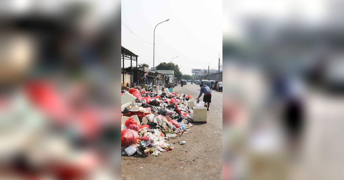 FOTO: Memprihatinkan, Kondisi Sampah di TPSS Depok Meluber ke Jalan dan Timbulkan Bau Menyengat