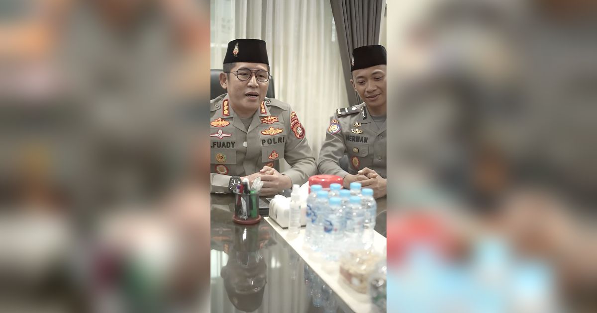 Merdunya Suara Pak Bhabin Kumandangkan Adzan sama Perwira Polri, Auto jadi Sorotan