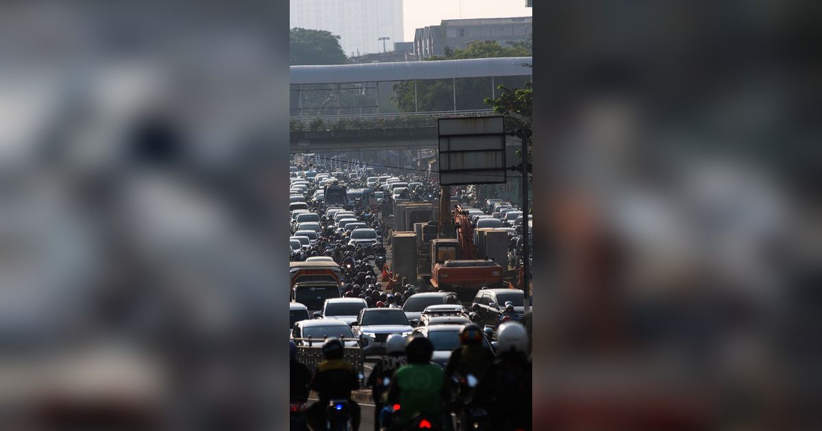 FOTO: Proyek Drainase Bikin Jalan Kyai Haji Abdullah Syafei Macet Parah