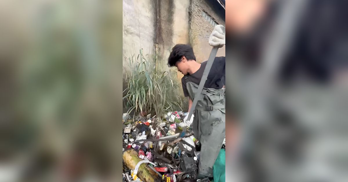 Pemuda Inspiratif Bersihkan Sungai dari Tumpukan Sampah, Temukan Barang Harga Jutaan