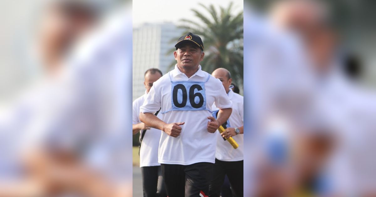 Momen Menko Muhadjir Jajal Tes Kebugaran Lari 1,6 Km di Monas