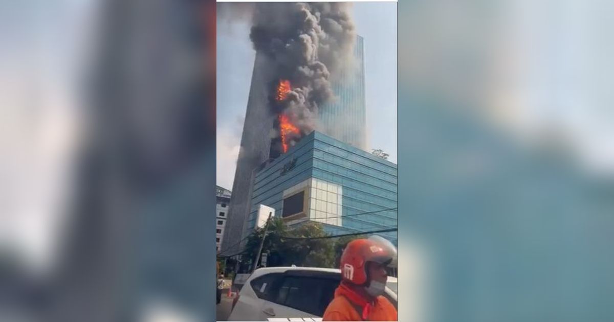 Video Kebakaran Menara K-Link Jakarta, Api Lahap Bagian Tengah Gedung