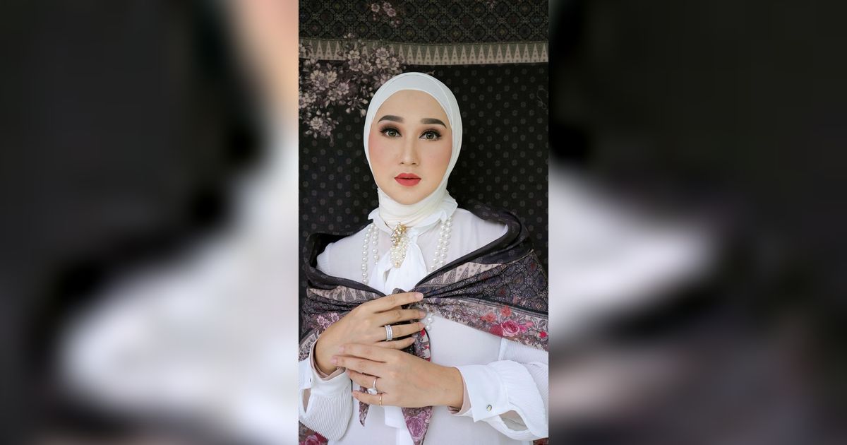 Deretan Makeup Bold Dian Pelangi, Lipstik Merah Jadi Andalan