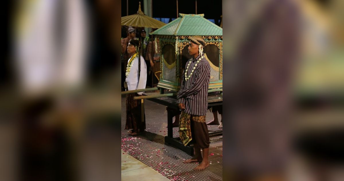 Kirab Malam 1 Suro Di Mangkunegaran Dan Keraton Surakarta Beda Hari ...