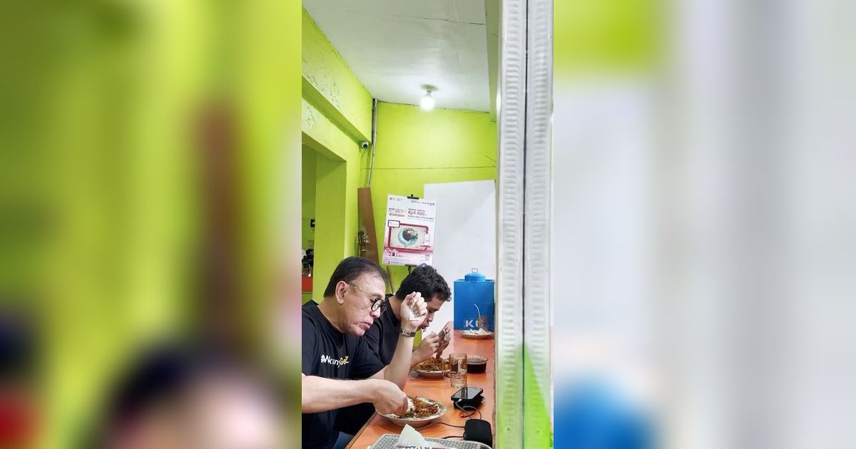 Pensiunan Jenderal Polri Ajak Anak Bontot Makan di Warteg, Momennya jadi Sorotan