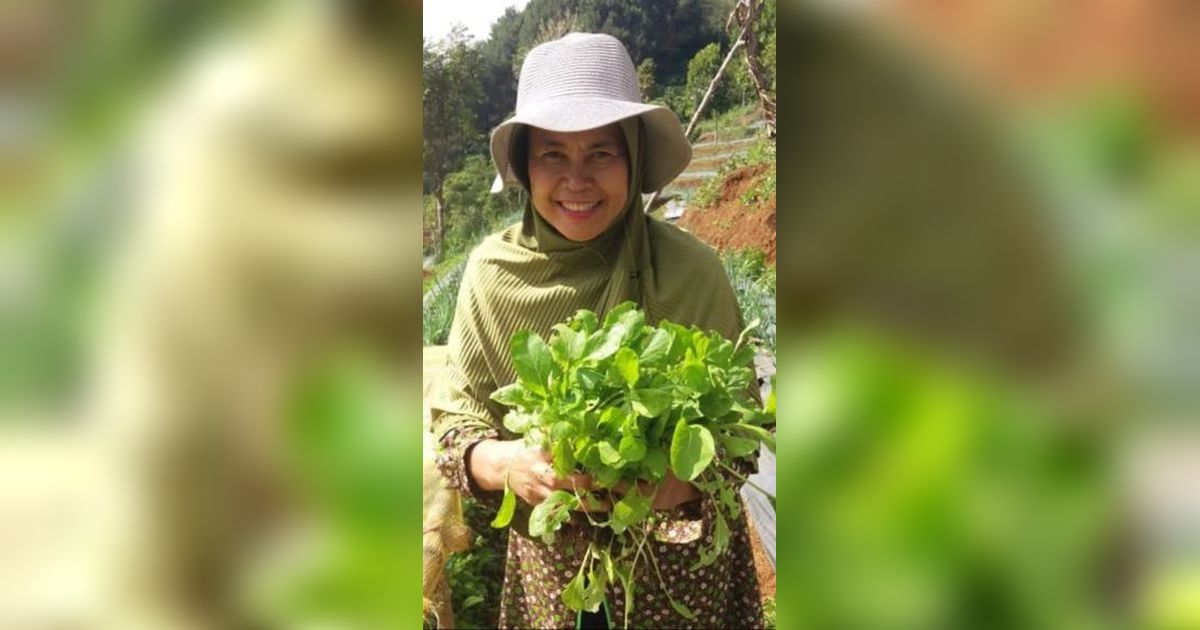 Terseyum, Bu Yoyoh Pensiun dari Stasiun TV Swasta Sedang Menikmati Panen Sayuran di Hutan