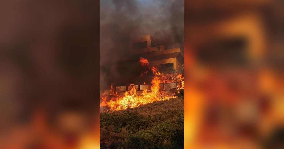 FOTO: Gelombang Panas Ekstrem Picu Kebakaran Hutan di Yunani, Api Meluas ke Rumah Warga