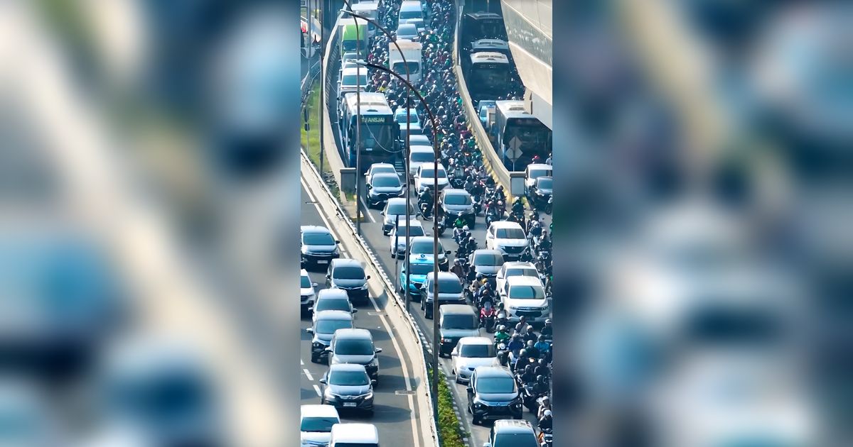 Penampakan Kusutnya Kemacetan di Jalan Gatot Subroto Jakarta Selatan, Motor Bejibun Mirip Semut, Mobil Kayak Ular Tangga