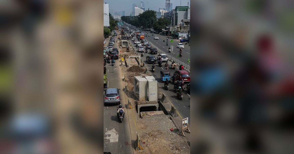 FOTO: Bikin Macet, Proyek Drainase Sepanjang 2.400 Meter di Jakarta Selatan Ditargetkan Tuntas November 2023