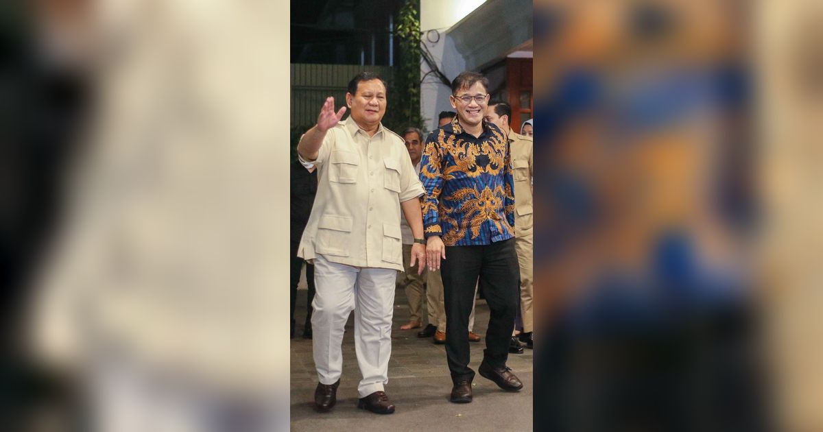 FOTO: Politisi PDIP Budiman Sudjatmiko Sumringah Malam-Malam Temui Prabowo di Kertanegara, Lagi Bahas Apa Ya?