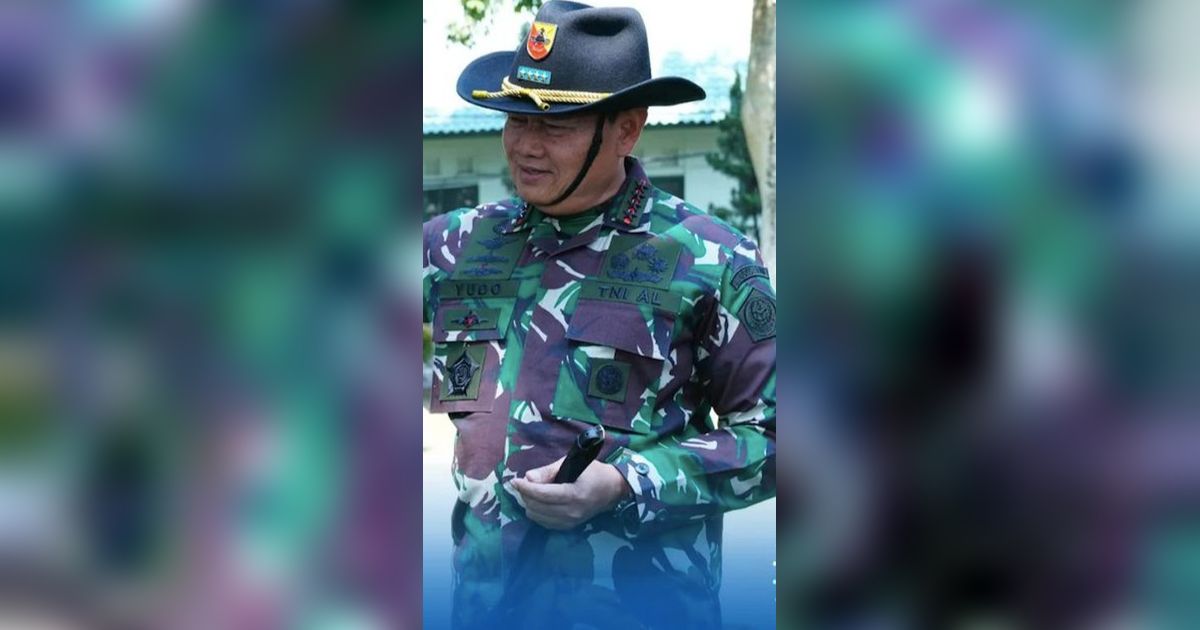 Berseragam Loreng Pakai Topi Koboi, Potret Panglima TNI Elus Kuda Didampingi Anak Buah