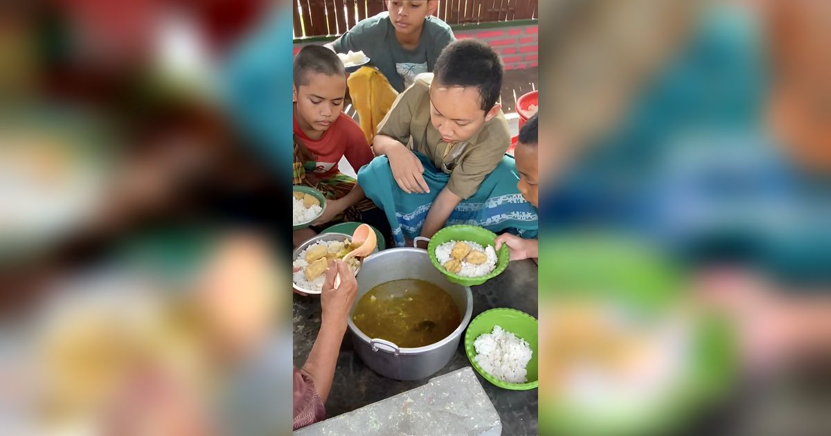 Momen Para Santri Makan di Pondok Pesantren, Suasananya Serasa di Karen's Diner