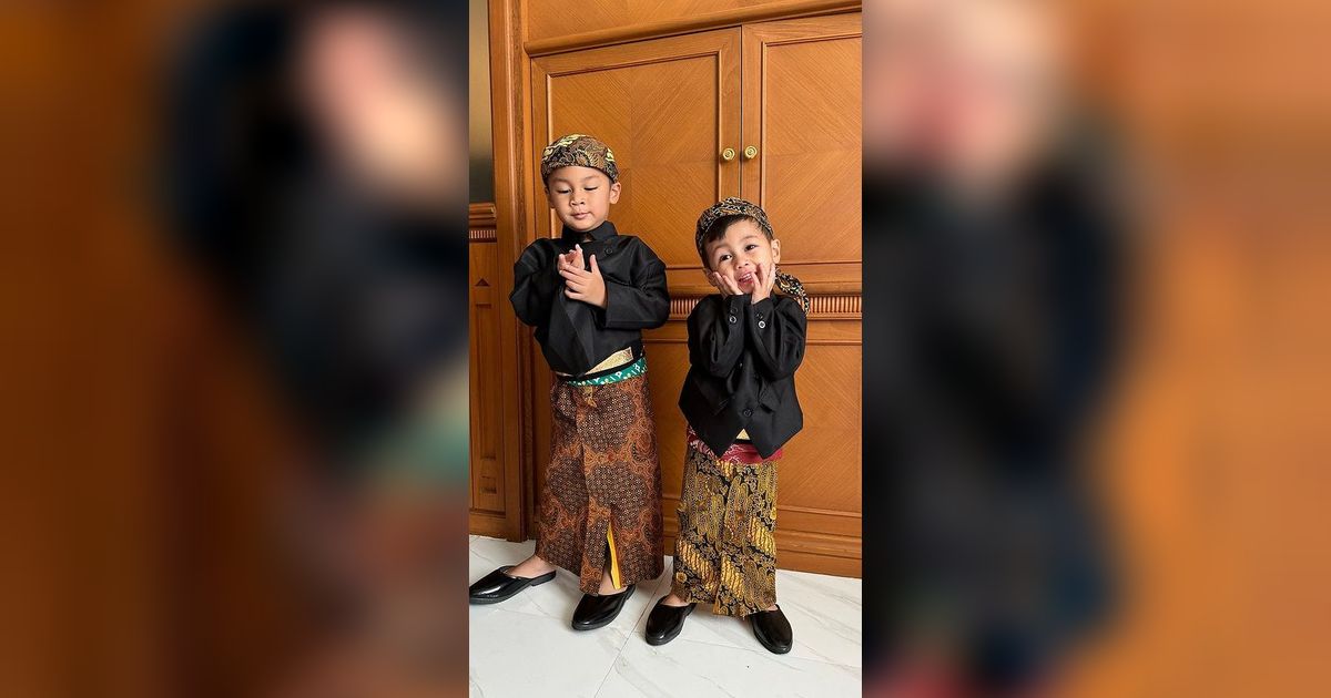 Lucu! 10 Potret Kiano dan Kenzo Anak Baim Wong Kenakan Pakaian Tradisional, Penampilannya Bak Pangeran