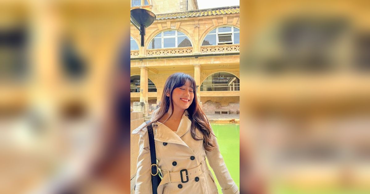 Cantik! 10 Momen Keseruan Amanda Caesa Anak Parto Patrio Jalan-jalan di Inggris, Kunjungi Stadion Old Trafford Hingga The Roman Bath