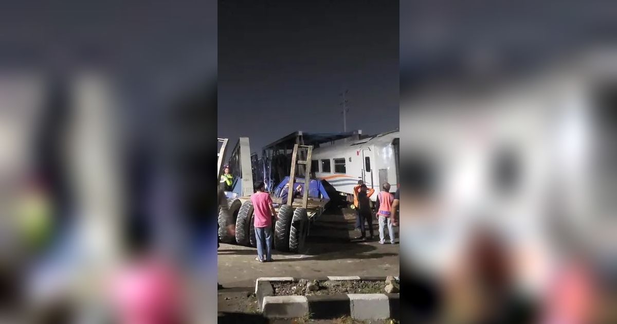 VIDEO: Kecelakaan Kereta Vs Truk, Masinis Lompat Selamatkan Diri Dekat Kobaran Api