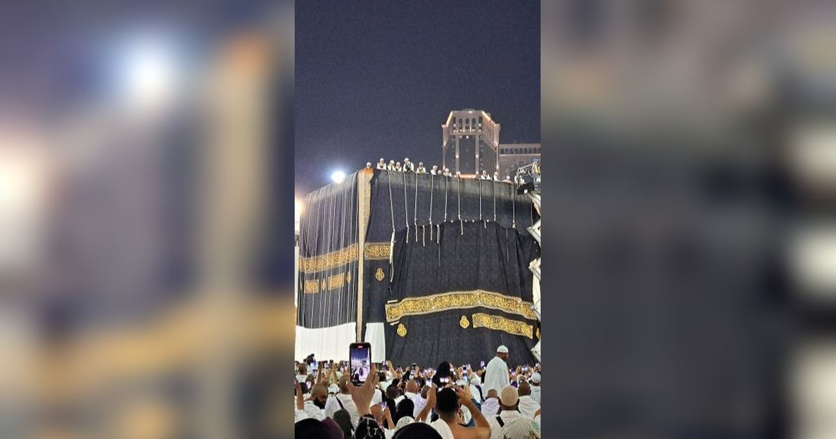 FOTO: Momen Penggantian Kiswah Ka'bah di Malam Tahun Baru 1 Muharram 1445 Hijriah