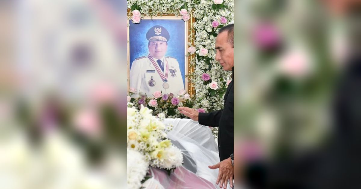 Potret Edy Rahmayadi Hadiri Upacara Pemakaman Rudolf Pardede, Penuh Haru