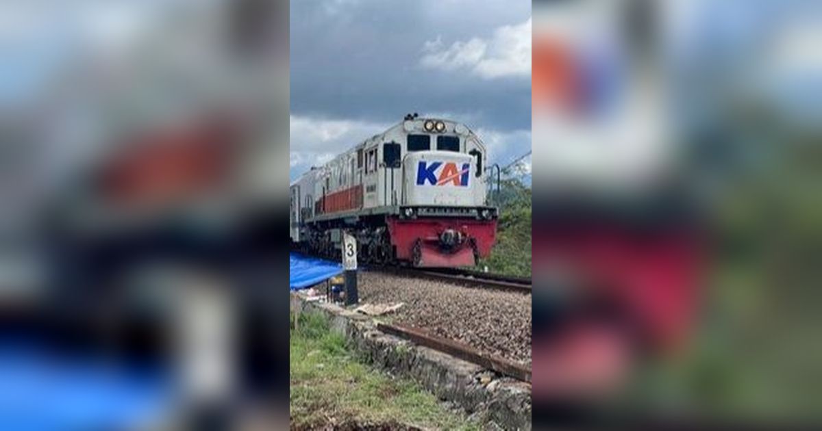 Foto Kontainer Nekat Terobos Palang Perlintasan & Mati di Rel, KA Mau Lewat Malah Ngalah