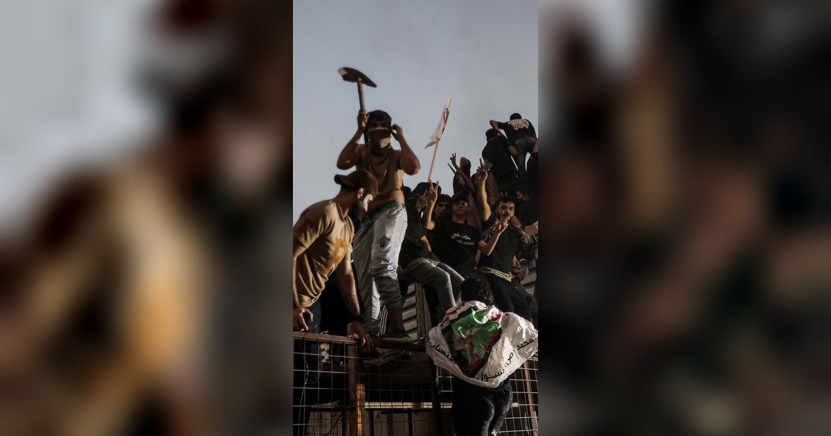 FOTO: Murka Alquran Mau Dibakar Lagi, Ribuan Warga Irak Serbu Kedubes Swedia di Baghdad