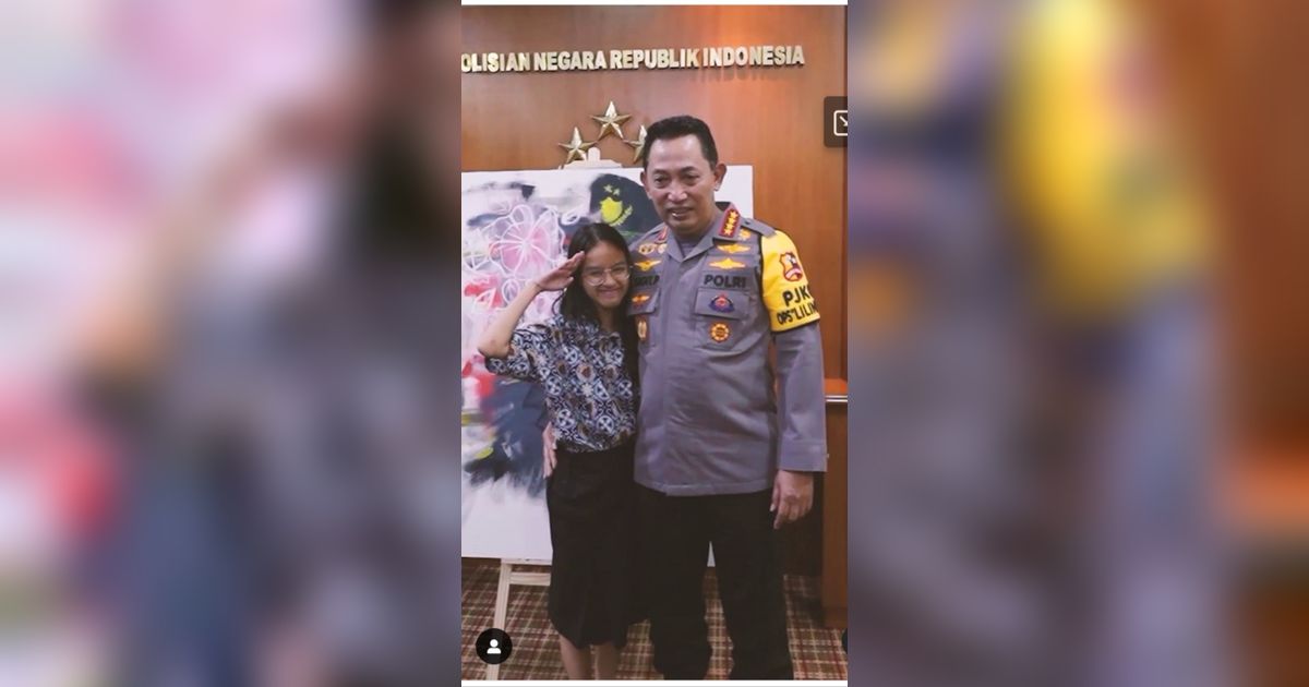 Air Mata Kapolri Menetes Peluk Gadis Disabilitas, Terharu Diberi Lukisan Wajahnya