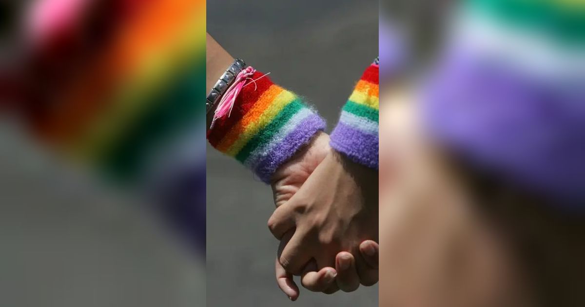 Melihat Hutan Kota Jakarta Jadi 'Basecamp' Komunitas LGBT, Kondom dan Miras Berserakan