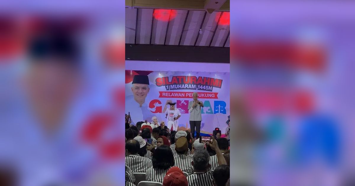 Jokowi Desain Kemeja Hitam Putih untuk Ganjar, Begini Reaksi Gerindra