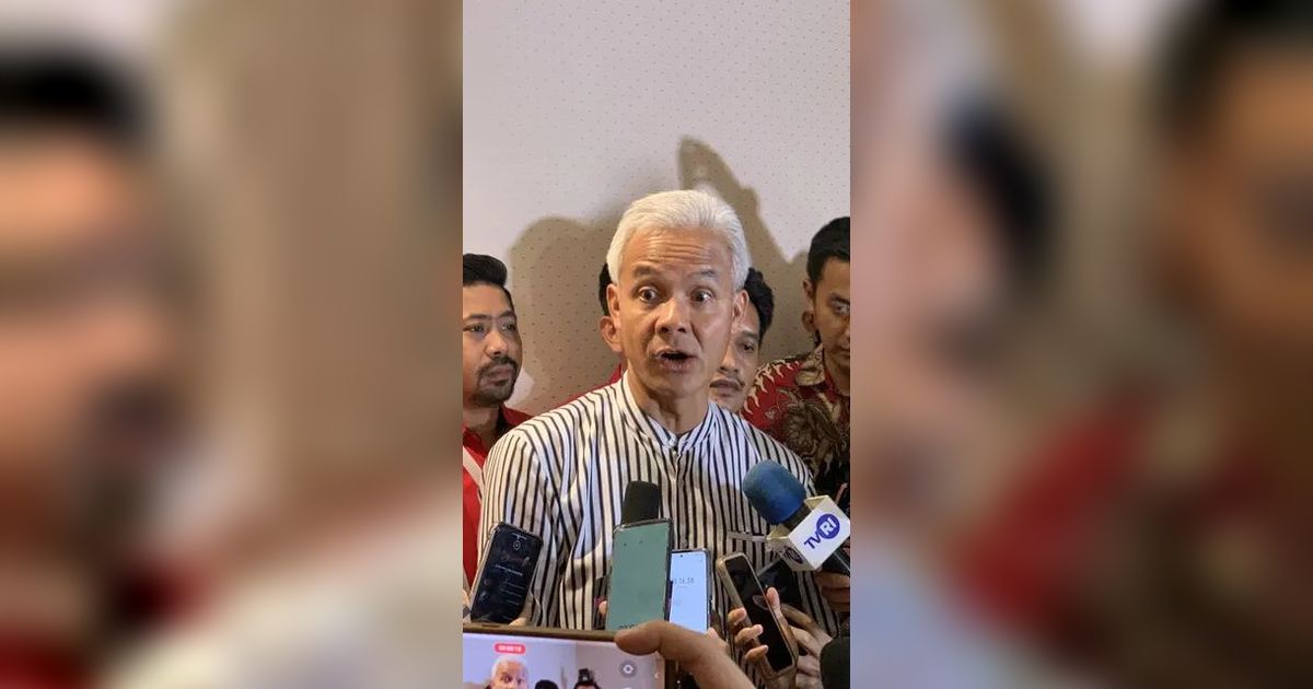 SMRC: Pakai Baju Desain Jokowi, Ganjar Ingin Buktikan Diri Bukan Hanya Milik PDIP