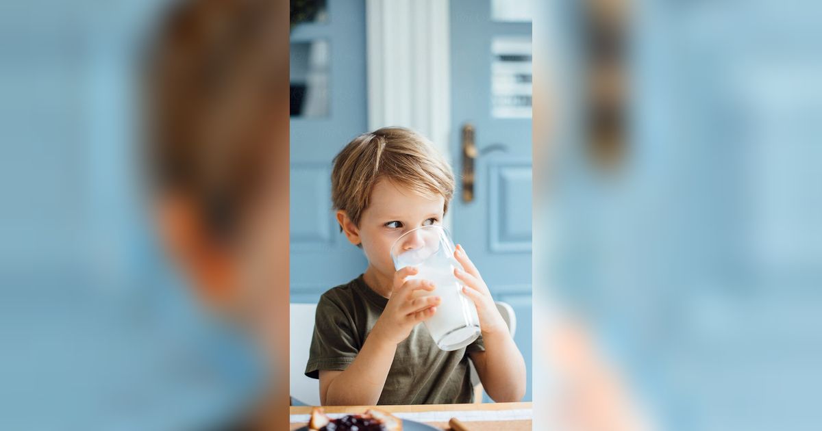 8 Manfaat Minum Susu Sebelum Tidur untuk Anak, Bantu Si Kecil Rileks dan Tidur Nyenyak