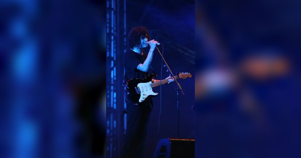 Polisi Selidiki Ciuman Sesama Jenis Vokalis dan Bassis The 1975 saat Konser di Malaysia