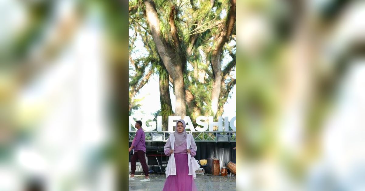 Berlatar Hutan De Djawatan, Banyuwangi Hadirkan Fashion Show yang Menyatu dengan Alam